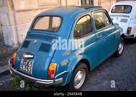 Altes blaues Fiat 500 Auto auf der Straße. Rom, Italien 12. Oktober 2019 Stockfoto