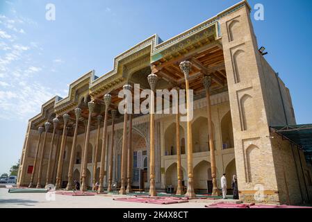 BUCHARA, USBEKISTAN - 09. SEPTEMBER 2022: Am frühen Morgen in der alten Bolo-Hauz-Moschee. Buchara, Usbekistan Stockfoto