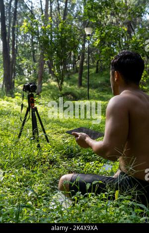 hispanischer Latino-Mann, der Unterricht gab, während er von einer Kamera aufgenommen wurde, iPad oder Tablet in der Hand hielt, Mexiko Stockfoto