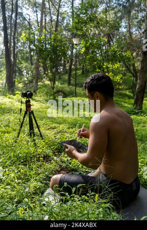 hispanischer Latino-Mann, der Unterricht gab, während er von einer Kamera aufgenommen wurde und Tablet in der Hand hielt, Mexiko Stockfoto