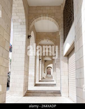 Torbogen im französischen Krankenhaus St. Louis in Jerusalem, Israel Stockfoto