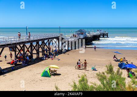 LA LUCILA DEL MAR, BUENOS AIRES, ARGENTINIEN - 12. JANUAR 2022: Blick auf den Strand mit der Fischerpier im Vordergrund. Sommertag im Januar. Stockfoto