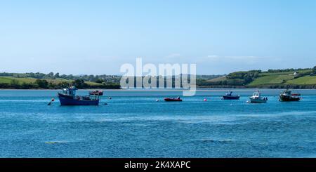 County Cork, Irland, 28. Mai 2022. An einem sonnigen Frühlingstag sind mehrere kleine Boote in der Clonakilty Bay vor Anker gegangen. Wunderschöne irische Küstenlandschaft. Klar Stockfoto