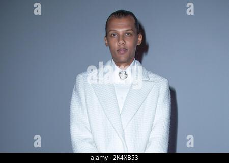 Paris, Frankreich. 03. Oktober 2022. Stromae nimmt an der Chanel Womenswear Spring/Summer 2023 Show im Rahmen der Paris Fashion Week in Paris, Frankreich, am 0. Oktober 2022 Teil. Foto von Aurore Marechal/ABACAPRESS.COM Quelle: Abaca Press/Alamy Live News Stockfoto