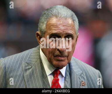 Atlanta, Georgia, USA. 2. Oktober 2022. Atlanta Falcons Besitzer Arthur Blank am Rande des Spiels gegen die Cleveland Browns im Mercedes-Benz Stadium. (Bild: © Debby Wong/ZUMA Press Wire) Stockfoto