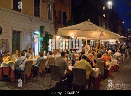 Menschen, die in einem Restaurant im Freien bei der Petersdom in der Vatikanstadt, Rom, Italien, essen Stockfoto