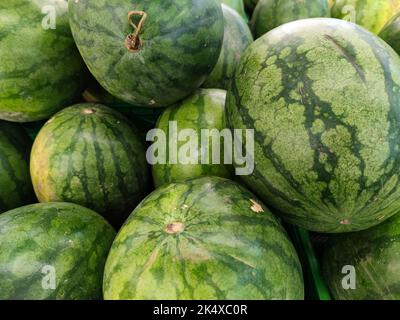 Nahaufnahme von frischen Wassermelonenfrüchten am Stand des Supermarkts in Asien. Gesundes und leckeres Dessert. Selektiver Fokus. Stockfoto