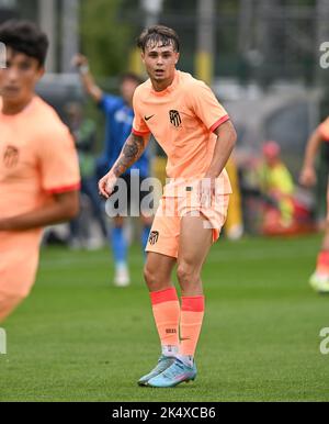 Roeselare, Belgien. 04. Oktober 2022. Sergio Diez (2) von Atletico Madrid, abgebildet während eines Fußballspiels zwischen den Jugendmannschaften des Club Brugge KV und Atletico Madrid während des dritten Spieltages in der Gruppe B in der UEFA-JUGENDLIGA für die Saison 2022-2023, am Dienstag, dem 4. Oktober 2022 in Roeselare, Belgien. Kredit: David Catry/Alamy Live Nachrichten Stockfoto