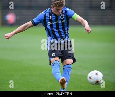 Roeselare, Belgien. 04. Oktober 2022. Arne Engels (8) vom Club NXT, abgebildet während eines Fußballspiels zwischen den Jugendmannschaften des Club Brugge KV und Atletico Madrid während des dritten Spieltages in der Gruppe B in der UEFA YOUTH League für die Saison 2022-2023, am Dienstag, dem 4. Oktober 2022 in Roeselare, Belgien. Kredit: David Catry/Alamy Live Nachrichten Stockfoto