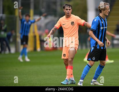 Roeselare, Belgien. 04. Oktober 2022. Sergio Diez (2) von Atletico Madrid, abgebildet während eines Fußballspiels zwischen den Jugendmannschaften des Club Brugge KV und Atletico Madrid während des dritten Spieltages in der Gruppe B in der UEFA-JUGENDLIGA für die Saison 2022-2023, am Dienstag, dem 4. Oktober 2022 in Roeselare, Belgien. Kredit: David Catry/Alamy Live Nachrichten Stockfoto