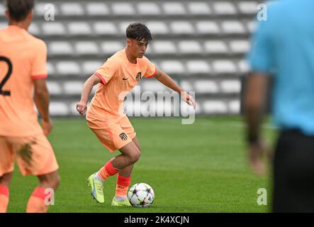 Roeselare, Belgien. 04. Oktober 2022. Javier Bonar (4) von Atletico Madrid, abgebildet während eines Fußballspiels zwischen den Jugendmannschaften des Club Brugge KV und Atletico Madrid während des dritten Spieltages in der Gruppe B in der UEFA-JUGENDLIGA für die Saison 2022-2023, am Dienstag, dem 4. Oktober 2022 in Roeselare, Belgien . Kredit: David Catry/Alamy Live Nachrichten Stockfoto