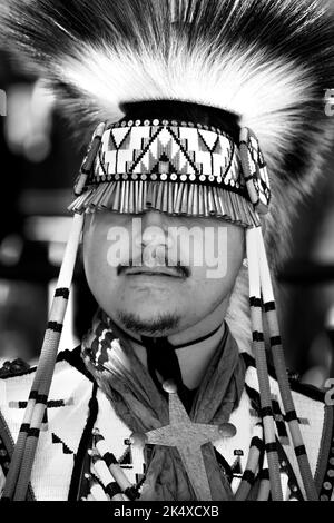 Ein indianischer Mann, Trae Little Sky, posiert für Fotos auf dem jährlichen Santa Fe Indian Market in Santa Fe, New Mexico. Stockfoto