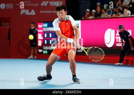 Tokio, Japan. 4. Oktober 2022. Chun-Hsin TSENG (TPE) trifft sich gegen Nick KYRGIOS (AUS) während ihres Einzel-1.-Runden-Spiels bei den Rakuten Japan Open Tennis Championships 2022 im Ariake Coliseum. Das Turnier findet vom 1. Bis 9. Oktober statt. N. Kyrgios gewann 6:3, 6:1. (Bild: © Rodrigo Reyes Marin/ZUMA Press Wire) Stockfoto