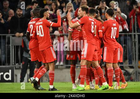 München, Deutschland. 04. Oktober 2022. Fußball: Champions League, Bayern München - Viktoria Plzen, Gruppenphase, Gruppe C, Matchday 3 in der Allianz Arena feiern Münchner Spieler Manes 3:0 (versteckt). Quelle: Sven Hoppe/dpa/Alamy Live News Stockfoto