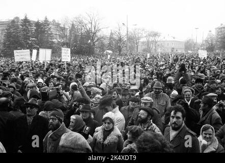 Kundgebung der Demokratischen Front, St. Alexander Newski Sq., Sofia, Bulgarien. Die zweite Kundgebung der Opposition seit dem Putsch am 10. November 1989. Stockfoto