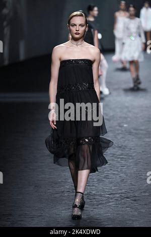 Paris, Frankreich. 04. Oktober 2022. Model Fran Summers läuft auf der Piste auf der Chanel Fashion Show während der Spring Summer 2023 Collections Fashion Show auf der Paris Fashion Week in Paris, Frankreich am 4. Oktober 2022. (Foto von Jonas Gustavsson/Sipa USA) Quelle: SIPA USA/Alamy Live News Stockfoto