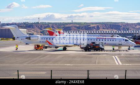 Madrid, Spanien, 30. Oktober 2022: Mittelstreckenflugzeuge, die am Flughafen Madrid Barajas geparkt sind. Stockfoto