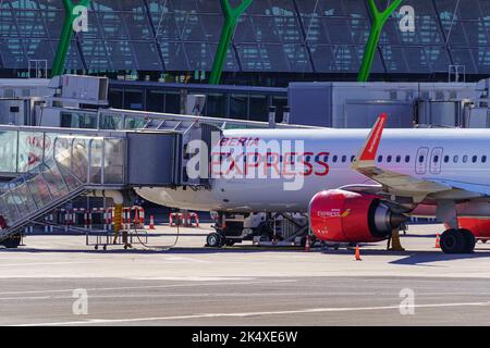 Madrid, Spanien, 30. Oktober 2022: Flugzeug im Terminal geparkt und bereit für Passagiere an Bord am Flughafen Madrid Barajas. Stockfoto