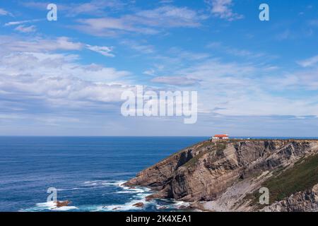 Seascape in Cabo Vidio. Cudillero, Asturien. Speicherplatz kopieren. Blick auf die asturische Küste mit Leuchtturm im Hintergrund. Stockfoto