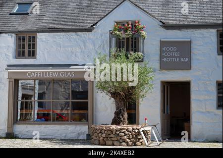 Harlech, Großbritannien, 13. Juli 2022: Die Vorderseite des Llew Glas Cafés im Dorf Harlech in Nordwales Stockfoto