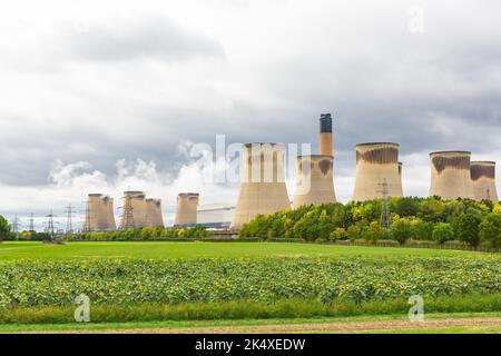 Drax, North Yorkshire, Großbritannien. Oktober 4 2022. Drax Power in North Yorkshire mit großen Kühltürmen, Kamin und Strommasten, umgeben von for Stockfoto