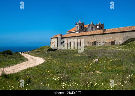 Wanderweg im Frühling, Santuario de Nossa Senhora do Cabo Espichel, zentrale portugiesische Küste Stockfoto