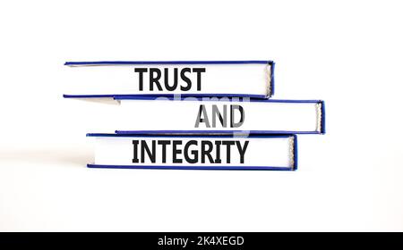Symbol für Vertrauen und Integrität. Konzeptwörter Vertrauen und Integrität in Büchern. Schöne weiße Tabelle weißen Hintergrund. Business, psychologische und Vertrauen und Stockfoto