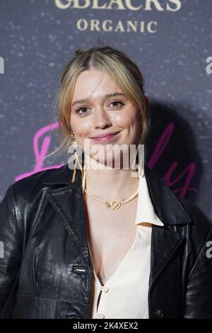 Aimee Lou Wood kommt bei der britischen Premiere von Emily in Everyman