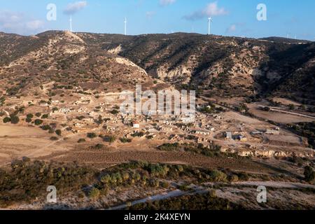 Luftaufnahme des türkisch-zypriotischen Dorfes Souskiou (Susuz) im Diarizos-Tal, Region Paphos, Zypern. Das Dorf wurde im Juli 1974 verlassen. Stockfoto