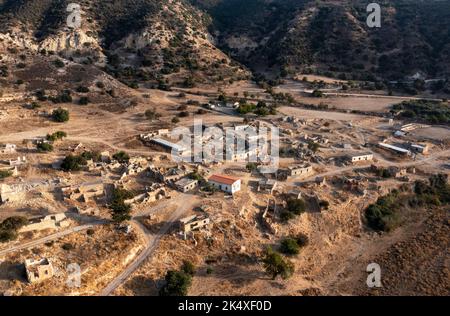 Luftaufnahme des türkisch-zypriotischen Dorfes Souskiou (Susuz) im Diarizos-Tal, Region Paphos, Zypern. Das Dorf wurde im Juli 1974 verlassen. Stockfoto