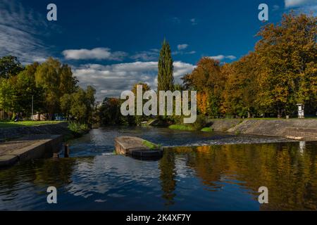 Malse Fluss im Herbst sonnig heißen Nachmittag in Ceske Budejovice Großstadt Stockfoto