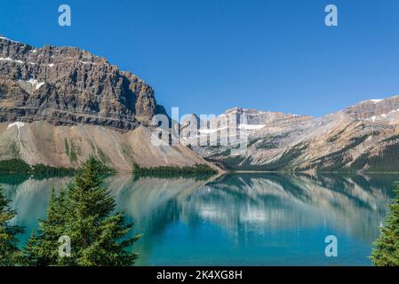 Reflections on Bow Lake entlang des Icefield Parkway in Alberta, Kanada Stockfoto