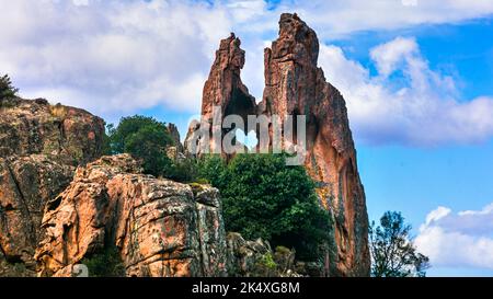 Korsika, Frankreich. Erstaunliche rote Felsen von Calanques de Piana. Rock mit Hörform. Einzigartige Formationen und Nationalpark Stockfoto