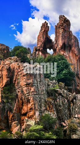 Erstaunliche rote Felsen von Calanques de Piana. Rock mit Hörform. Einzigartige Formationen und Nationalpark der Insel Korsika, Frankreich Stockfoto