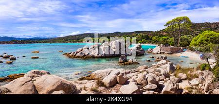 Die besten Strände der Insel Korsika - wunderschöne malerische Tamaricciu mit Felsformationen und kristallklarem türkisfarbenem Wasser. Tropische Meereslandschaft Stockfoto