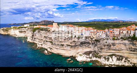 Bonifacio - herrliche Küstenstadt im Süden der Insel Korsika, Luftdrohnenansicht von Häusern, die über Felsen hängen. Frankreich Stockfoto