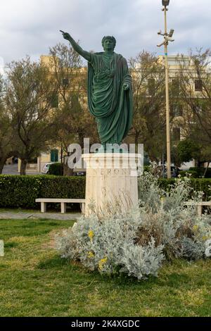 ANZIO, ROM, ITALIEN - 18. Juli 2022: Nerone Statue des antiken römischen Imperators in Anzio, einer Stadt etwa 51 Kilometer (32 Meilen) südlich von Rom. Stockfoto