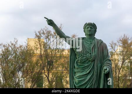 ANZIO, ROM, ITALIEN - 18. Juli 2022: Nerone Statue des antiken römischen Imperators in Anzio, einer Stadt etwa 51 Kilometer (32 Meilen) südlich von Rom. Stockfoto
