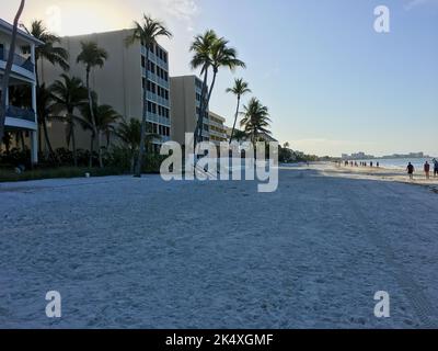 Fort Myers Beach, FL, USA - 4. Oktober 2022: Ein Foto aus dem Jahr 2017, das die Aussicht entlang des Ft Myers Beach nach Süden zeigt, mit Wohnanlagen, wie alles ansprechend ist Stockfoto