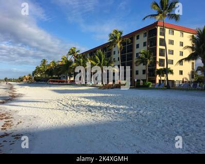 Fort Myers Beach, FL, USA - 4. Oktober 2022: Seaside Condominium, wie es im März 2017 vor dem US-amerikanischen Vormarsch vom Strand erschien. Stockfoto