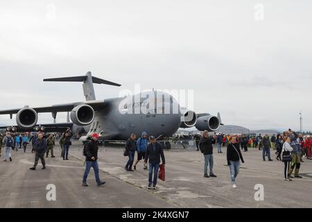 NATO Days, Dny NATO, Flughafen Leos Janacek, Ostrava Mosnov, Tschechische Republik, Tschechien - 17. September 2022: Zivilpersonen umherwandern Militär A Stockfoto