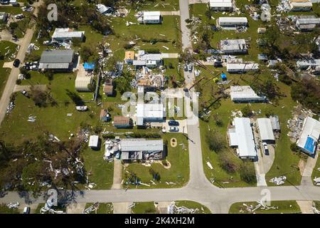 Hurrikan Ian zerstörte Häuser in Florida Wohngebieten. Naturkatastrophen und ihre Folgen. Stockfoto