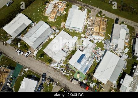 Hurrikan Ian zerstörte Häuser in Florida Wohngebieten. Naturkatastrophen und ihre Folgen. Stockfoto