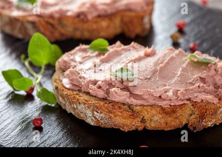 Offenes Sandwich mit Pastete-Spezialität aus Schweinefleisch und putenleber - Nahaufnahme Stockfoto