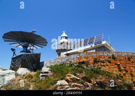 Der Leuchtturm auf dem Gipfel der Illa de Faro oder der Insel Montefaro, der zentralen der 3 Hauptinseln der Cies-Inseln, Galicien, Spanien. Stockfoto