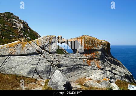 Die Felsformation Pedra da Campa auf Illa de Faro oder Montefaro; die zentrale der 3 Hauptinseln, aus denen die Cies-Inseln, Galizien, Spanien, gebildet werden. Stockfoto