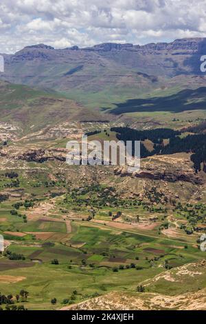 Blick über eine kleine ländliche Siedlung in einem geschützten Tal in Lesotho. Stockfoto