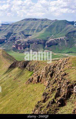 Blick auf einen Dolerit-Grat, der durch das afro-alpine Grasland der Drakensberg Mountains im Golden Gate National Park, Südafrika, führt Stockfoto