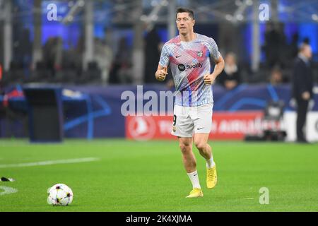 Mailand, Italien. 04. Oktober 2022. Robert Lewandowski vom FC Barcelona erwärmt sich vor dem UEFA Champions League-Spiel der Gruppe C zwischen dem FC Internazionale und dem FC Barcelona am 4. Oktober 2022 im Stadio San Siro, Mailand, Italien. Kredit: Giuseppe Maffia/Alamy Live Nachrichten Stockfoto