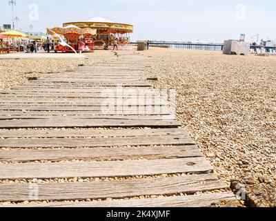 Brighton Beach Großbritannien - Juni 16 2009; Editorial Plank Walkway, der zum Karussell führt Stockfoto